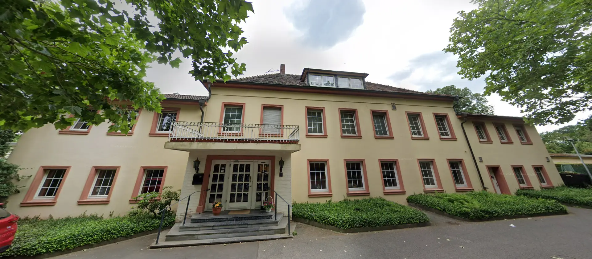 Historisches Haupthaus des Hotel-Restaurant Beckmannshof in der Parkanlage